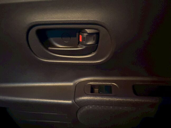 後席ドアの小物入れも綺麗で便利です。同乗者の方の快適性にも配慮した、細部への気遣いが光ります。【スペイド】